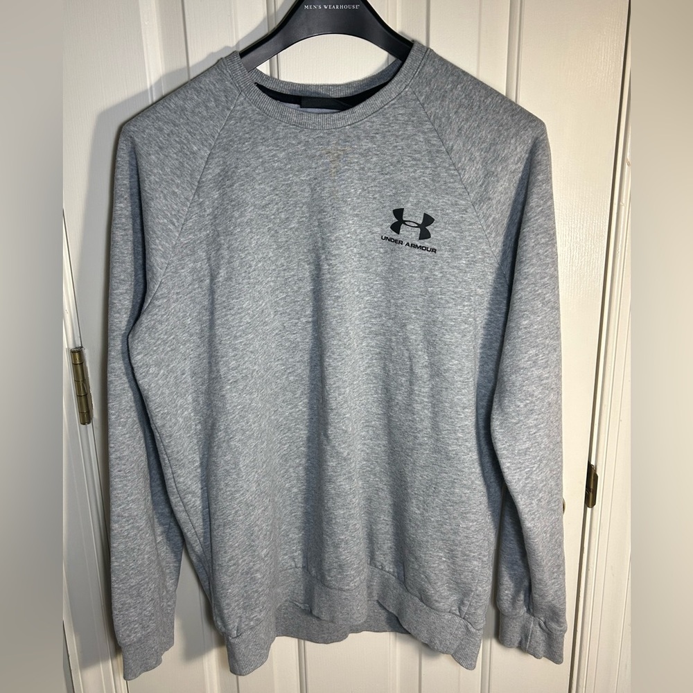 Men’s Under Armour crewneck sweatshirt.